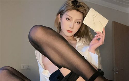 61294-暗黑界LISAஐ某音网红田心三水原版未流出举牌定制私拍 全裸举牌 极致妖媚 模特身材 欠操的样子哟 高清720P原版.jpg